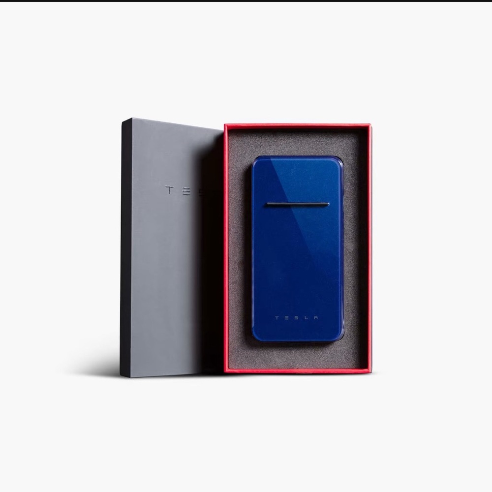 Tesla Blue Smartphone Charger wireless